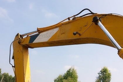 KOBELCO MARK III SK 200 เอกสารเล่มทะเบียนครบ เครื่องยนต์เดิมๆปั๊มเดิมแรงดีทำงานได้เร็วดีครับ ภายในเก๋งสะอาดไม่เลอะ แอร์เย็น ไฟฟ้าตัดแล้วครับ ภายนอกบอดี้สวยเดิมดี บูมอาร์มมีปะอยู่หนึ่งแผลครับ ช่วงล่างเอวแน่น เฟลมมีผุมีปะดาม โรลเลอร์โซ่บูทใบแทรกประมาณ 60\% พ