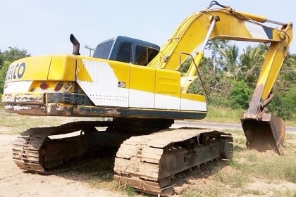 KOBELCO MARK III SK 200 เอกสารเล่มทะเบียนครบ เครื่องยนต์เดิมๆปั๊มเดิมแรงดีทำงานได้เร็วดีครับ ภายในเก๋งสะอาดไม่เลอะ แอร์เย็น ไฟฟ้าตัดแล้วครับ ภายนอกบอดี้สวยเดิมดี บูมอาร์มมีปะอยู่หนึ่งแผลครับ ช่วงล่างเอวแน่น เฟลมมีผุมีปะดาม โรลเลอร์โซ่บูทใบแทรกประมาณ 60\% พ