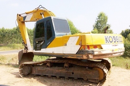 KOBELCO MARK III SK 200 เอกสารเล่มทะเบียนครบ เครื่องยนต์เดิมๆปั๊มเดิมแรงดีทำงานได้เร็วดีครับ ภายในเก๋งสะอาดไม่เลอะ แอร์เย็น ไฟฟ้าตัดแล้วครับ ภายนอกบอดี้สวยเดิมดี บูมอาร์มมีปะอยู่หนึ่งแผลครับ ช่วงล่างเอวแน่น เฟลมมีผุมีปะดาม โรลเลอร์โซ่บูทใบแทรกประมาณ 60\% พ