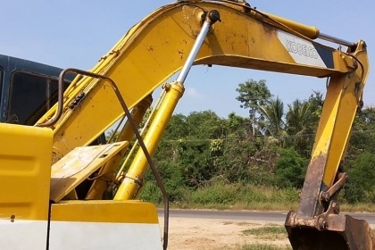 KOBELCO MARK III SK 200 เอกสารเล่มทะเบียนครบ เครื่องยนต์เดิมๆปั๊มเดิมแรงดีทำงานได้เร็วดีครับ ภายในเก๋งสะอาดไม่เลอะ แอร์เย็น ไฟฟ้าตัดแล้วครับ ภายนอกบอดี้สวยเดิมดี บูมอาร์มมีปะอยู่หนึ่งแผลครับ ช่วงล่างเอวแน่น เฟลมมีผุมีปะดาม โรลเลอร์โซ่บูทใบแทรกประมาณ 60\% พ