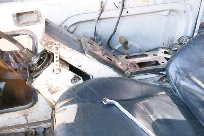 KOBELCO MARK III SK 200 เอกสารเล่มทะเบียนครบ เครื่องยนต์เดิมๆปั๊มเดิมแรงดีทำงานได้เร็วดีครับ ภายในเก๋งสะอาดไม่เลอะ แอร์เย็น ไฟฟ้าตัดแล้วครับ ภายนอกบอดี้สวยเดิมดี บูมอาร์มมีปะอยู่หนึ่งแผลครับ ช่วงล่างเอวแน่น เฟลมมีผุมีปะดาม โรลเลอร์โซ่บูทใบแทรกประมาณ 60\% พ