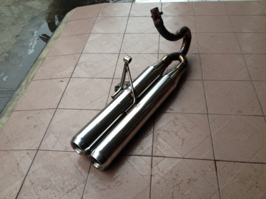 ท่อมอเตอรไซคปลายคู่ของมาจากญี่ปุ่นสภาพสวยไม่ทราบรุ่นครับ