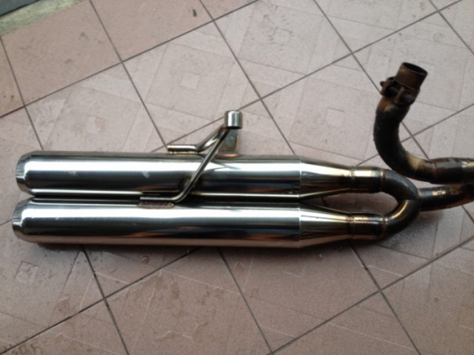 ท่อมอเตอรไซคปลายคู่ของมาจากญี่ปุ่นสภาพสวยไม่ทราบรุ่นครับ