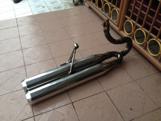 ท่อมอเตอรไซคปลายคู่ของมาจากญี่ปุ่นสภาพสวยไม่ทราบรุ่นครับ