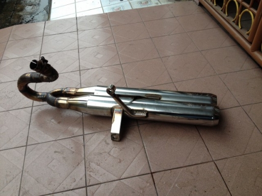 ท่อมอเตอรไซคปลายคู่ของมาจากญี่ปุ่นสภาพสวยไม่ทราบรุ่นครับ