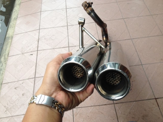 ท่อมอเตอรไซคปลายคู่ของมาจากญี่ปุ่นสภาพสวยไม่ทราบรุ่นครับ