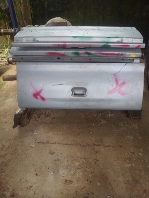 ขายฝาท้าย Toyota  vigo  ราคาถูก มีแค่ 7 อันคละแบบ