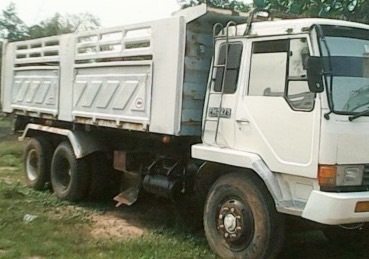 MITSUBISHI FUSO FN527S TURBO 220 HP 6D16 TF1327 สิบล้อดั๊มพ์ กระบะดั๊มพ์เหล็ก 12 ตันของสามมิตรลอนเฉียงสภาพดีสวยพร้อมบรรทุกหนักได้เลยครับ เครื่องยนต์เดิมๆแรงดีมากครับ หัวเก๋งตาเหลี่ยมไม่ผุภายในเก๋งคอนโซลสวยครบ พวงมาลัยเพาเวอร์ ระบบเบรคทริ๊ปฟี้ เบรคใหญ่แล้ว