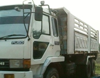 MITSUBISHI FUSO FN527S TURBO 220 HP 6D16 TF1327 สิบล้อดั๊มพ์ กระบะดั๊มพ์เหล็ก 12 ตันของสามมิตรลอนเฉียงสภาพดีสวยพร้อมบรรทุกหนักได้เลยครับ เครื่องยนต์เดิมๆแรงดีมากครับ หัวเก๋งตาเหลี่ยมไม่ผุภายในเก๋งคอนโซลสวยครบ พวงมาลัยเพาเวอร์ ระบบเบรคทริ๊ปฟี้ เบรคใหญ่แล้ว