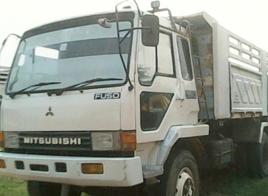 MITSUBISHI FUSO FN527S TURBO 220 HP 6D16 TF1327 สิบล้อดั๊มพ์ กระบะดั๊มพ์เหล็ก 12 ตันของสามมิตรลอนเฉียงสภาพดีสวยพร้อมบรรทุกหนักได้เลยครับ เครื่องยนต์เดิมๆแรงดีมากครับ หัวเก๋งตาเหลี่ยมไม่ผุภายในเก๋งคอนโซลสวยครบ พวงมาลัยเพาเวอร์ ระบบเบรคทริ๊ปฟี้ เบรคใหญ่แล้ว