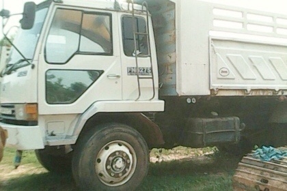 MITSUBISHI FUSO FN527S TURBO 220 HP 6D16 TF1327 สิบล้อดั๊มพ์ กระบะดั๊มพ์เหล็ก 12 ตันของสามมิตรลอนเฉียงสภาพดีสวยพร้อมบรรทุกหนักได้เลยครับ เครื่องยนต์เดิมๆแรงดีมากครับ หัวเก๋งตาเหลี่ยมไม่ผุภายในเก๋งคอนโซลสวยครบ พวงมาลัยเพาเวอร์ ระบบเบรคทริ๊ปฟี้ เบรคใหญ่แล้ว