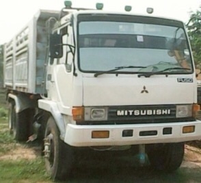 MITSUBISHI FUSO FN527S TURBO 220 HP 6D16 TF1327 สิบล้อดั๊มพ์ กระบะดั๊มพ์เหล็ก 12 ตันของสามมิตรลอนเฉียงสภาพดีสวยพร้อมบรรทุกหนักได้เลยครับ เครื่องยนต์เดิมๆแรงดีมากครับ หัวเก๋งตาเหลี่ยมไม่ผุภายในเก๋งคอนโซลสวยครบ พวงมาลัยเพาเวอร์ ระบบเบรคทริ๊ปฟี้ เบรคใหญ่แล้ว