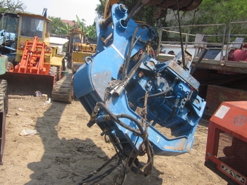 ตามคำเรียกร้องครับ - รูปอีกมุมของ ตัวตอกชีทไพล์ VIBRO HAMMER สำหรับ รถขุด PC 200-300 ใช้ระบบน้ำมันไฮโดรลิค