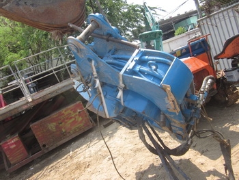 ตามคำเรียกร้องครับ - รูปอีกมุมของ ตัวตอกชีทไพล์ VIBRO HAMMER สำหรับ รถขุด PC 200-300 ใช้ระบบน้ำมันไฮโดรลิค