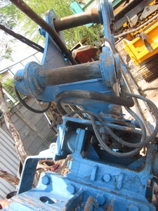 ตามคำเรียกร้องครับ - รูปอีกมุมของ ตัวตอกชีทไพล์ VIBRO HAMMER สำหรับ รถขุด PC 200-300 ใช้ระบบน้ำมันไฮโดรลิค