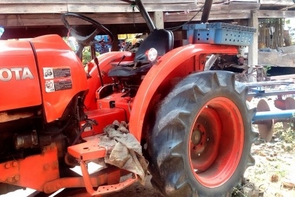ขายด่วน KUBOTA L3608 - 2 เพลา รถสภาพดีพร้อมทำงานได้เลยครับ อุปกรณ์ 3 ชิ้นครบพร้อม มีโรคารี่ ใบดันหน้า ผานพรวน 5 เครื่องยนต์แรงดีมีเยิ้มบ้างเล็กน้อยแต่ยังทำงานได้ดีครับ เข็มชั่วโมงไม่ขึ้นนะครับ ระบบเกียร์เดินหน้าถอยหลังใช้งานได้ดีไม่มีปัญหาครับ ช่วงล่างดี