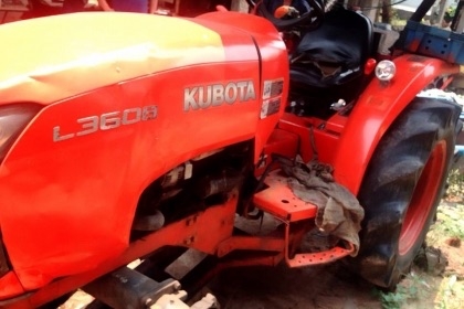 ขายด่วน KUBOTA L3608 - 2 เพลา รถสภาพดีพร้อมทำงานได้เลยครับ อุปกรณ์ 3 ชิ้นครบพร้อม มีโรคารี่ ใบดันหน้า ผานพรวน 5 เครื่องยนต์แรงดีมีเยิ้มบ้างเล็กน้อยแต่ยังทำงานได้ดีครับ เข็มชั่วโมงไม่ขึ้นนะครับ ระบบเกียร์เดินหน้าถอยหลังใช้งานได้ดีไม่มีปัญหาครับ ช่วงล่างดี