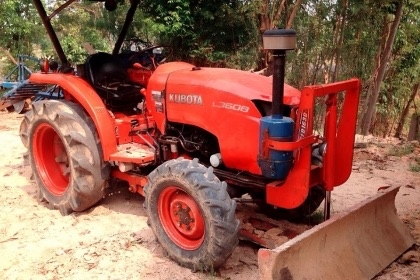 ขายด่วน KUBOTA L3608 - 2 เพลา รถสภาพดีพร้อมทำงานได้เลยครับ อุปกรณ์ 3 ชิ้นครบพร้อม มีโรคารี่ ใบดันหน้า ผานพรวน 5 เครื่องยนต์แรงดีมีเยิ้มบ้างเล็กน้อยแต่ยังทำงานได้ดีครับ เข็มชั่วโมงไม่ขึ้นนะครับ ระบบเกียร์เดินหน้าถอยหลังใช้งานได้ดีไม่มีปัญหาครับ ช่วงล่างดี