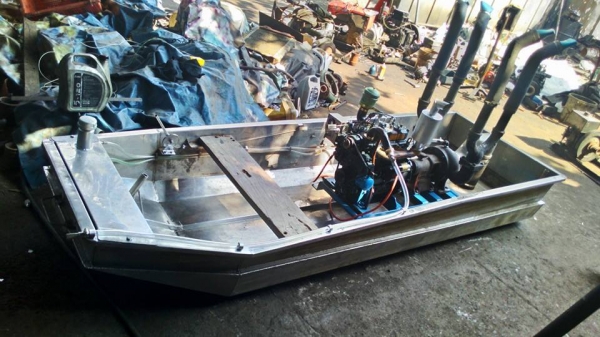 เรือรดน้ำสแตนเลสพร้อมเครื่อง