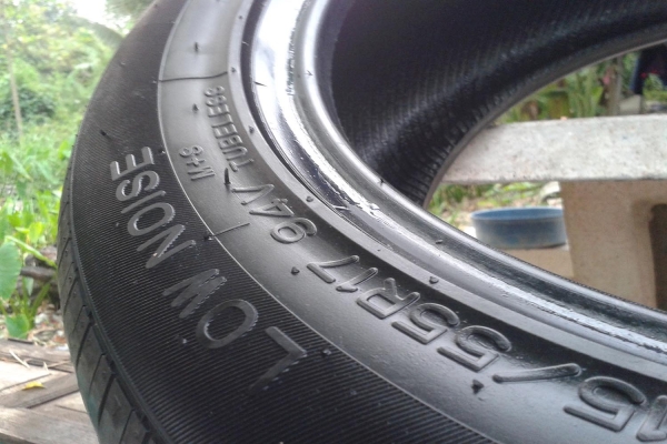 ขายยาง215/55/17  1เส้นปี13