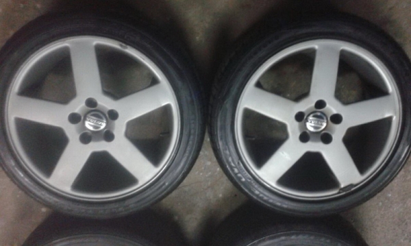 ขายล้อVolvoแท้รุ่นTitanขอบ17กว้าง7off43ติดยางดอกหนาปี12สวย