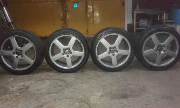 ขายล้อVolvoแท้รุ่นTitanขอบ17กว้าง7off43ติดยางดอกหนาปี12สวย