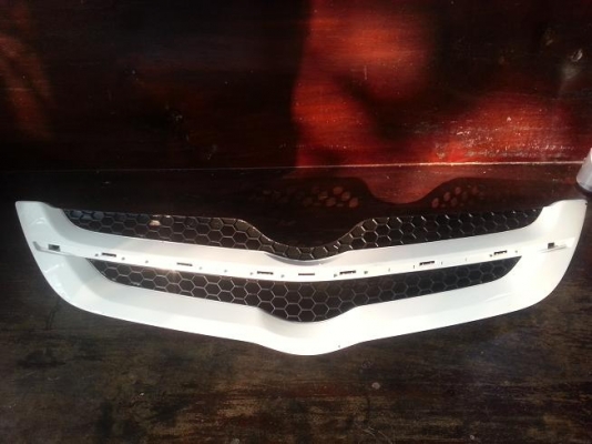 ขายกระจังฟน้าnew vios ปี07-13 สีขวเดิมๆติดต่อ0812343465