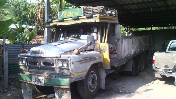 สิบล้อหัวยาว ยี่ห้อ ISUZU เพลาเดียว เครื่อง 145 แรง แท้นโบว์กี้ใหญ่ 6 เกียร์เดินหน้า 7 เกียร์ถ้อยหลัง รถสวยสภาพดี คัดซีสวย ทะเบียนสิ้นปี 2558 สนใจติดต่อ คุณแจ็ค 0835601591 หรือ 0903494058