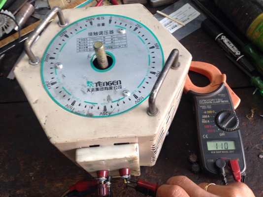 ขายหม้อแปลงไฟฟ้า Slide Regulator 2Kva รับโหลดได้สูงสุด 8Amp สภาพสวย ไฟเข้า 220vac ออกได้ตั้งแต่ 0-250vac ใช้คุมระบบไฟฟ้าได้หลายโวล์ พร้อมใช้งาน มี 2 ตัวครับ