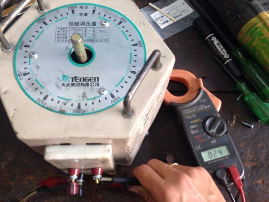 ขายหม้อแปลงไฟฟ้า Slide Regulator 2Kva รับโหลดได้สูงสุด 8Amp สภาพสวย ไฟเข้า 220vac ออกได้ตั้งแต่ 0-250vac ใช้คุมระบบไฟฟ้าได้หลายโวล์ พร้อมใช้งาน มี 2 ตัวครับ