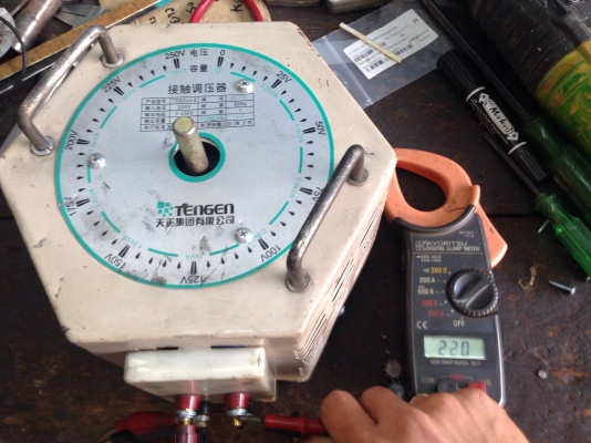 ขายหม้อแปลงไฟฟ้า Slide Regulator 2Kva รับโหลดได้สูงสุด 8Amp สภาพสวย ไฟเข้า 220vac ออกได้ตั้งแต่ 0-250vac ใช้คุมระบบไฟฟ้าได้หลายโวล์ พร้อมใช้งาน มี 2 ตัวครับ