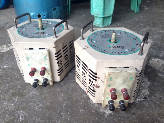ขายหม้อแปลงไฟฟ้า Slide Regulator 2Kva รับโหลดได้สูงสุด 8Amp สภาพสวย ไฟเข้า 220vac ออกได้ตั้งแต่ 0-250vac ใช้คุมระบบไฟฟ้าได้หลายโวล์ พร้อมใช้งาน มี 2 ตัวครับ