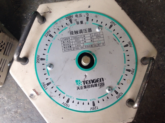 ขายหม้อแปลงไฟฟ้า Slide Regulator 2Kva รับโหลดได้สูงสุด 8Amp สภาพสวย ไฟเข้า 220vac ออกได้ตั้งแต่ 0-250vac ใช้คุมระบบไฟฟ้าได้หลายโวล์ พร้อมใช้งาน มี 2 ตัวครับ