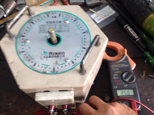 ขายหม้อแปลงไฟฟ้า Slide Regulator 2Kva รับโหลดได้สูงสุด 8Amp สภาพสวย ไฟเข้า 220vac ออกได้ตั้งแต่ 0-250vac ใช้คุมระบบไฟฟ้าได้หลายโวล์ พร้อมใช้งาน มี 2 ตัวครับ