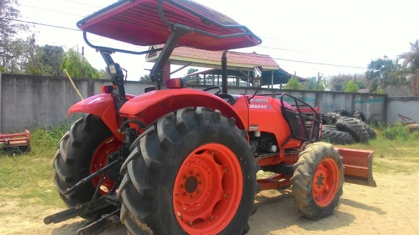 ขายรถไถ KUBOTA M 6040 สภาพดีเดิมๆพร้อมใช้งาน อุปกรณ์ครบ 3 ชิ้นมีพร้อมดันหน้า ผานพรวนและ โรตารี่ ขายรถไถ KUBOTA M 6040 สภาพดีเดิมๆพร้อมใช้งาน อุปกรณ์ครบ 3 ชิ้นมีพร้อมดันหน้า ผานพรวนและ โรตารี่