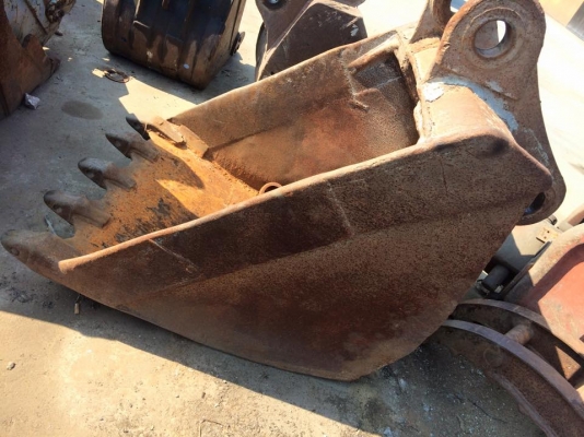 บุ้งกี๋ CAT320 บุ้งกี๋เก่าญี่ปุ่นไม่เคยใช้งานในไทย ช่องอาร์มเข้า 31.5  กว้าง 100 ซม สภาพมีรอยด้านหลัง  ราคา 23,000 บาท