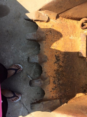 บุ้งกี๋ CAT320 บุ้งกี๋เก่าญี่ปุ่นไม่เคยใช้งานในไทย ช่องอาร์มเข้า 31.5 กว้าง 100 ซม สภาพมีรอยด้านหลัง ราคา 23,000 บาท บุ้งกี๋ CAT320 บุ้งกี๋เก่าญี่ปุ่นไม่เคยใช้งานในไทย ช่องอาร์มเข้า 31.5 กว้าง 100 ซม สภาพมีรอยด้านหลัง ราคา 23,000 บาท