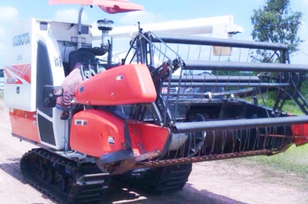 KUBOTA DC 70G ปี 55 รถเกี่ยวข้าวแบบอุ้ม รถสวยจัดสภาพดีพร้อมทำงานได้เลยครับ ใช้งาน 965 ชม. เครื่องแรงดีเดิมๆครับไม่มีเยิ้ม ใช้งานประหยัดน้ำมันสุดๆครับ ทำงานเกี่ยวข้าวได้เฉลี่ยวันละ 20-25 ไร่/วัน ท่อส่งข้าวสะดวกคล่องตัวดีสุดๆครับ ช่วงล่างแทรกยางสภาพแน่นดี พ