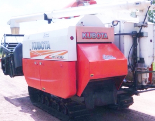 KUBOTA DC 70G ปี 55 รถเกี่ยวข้าวแบบอุ้ม รถสวยจัดสภาพดีพร้อมทำงานได้เลยครับ ใช้งาน 965 ชม. เครื่องแรงดีเดิมๆครับไม่มีเยิ้ม ใช้งานประหยัดน้ำมันสุดๆครับ ทำงานเกี่ยวข้าวได้เฉลี่ยวันละ 20-25 ไร่/วัน ท่อส่งข้าวสะดวกคล่องตัวดีสุดๆครับ ช่วงล่างแทรกยางสภาพแน่นดี พ