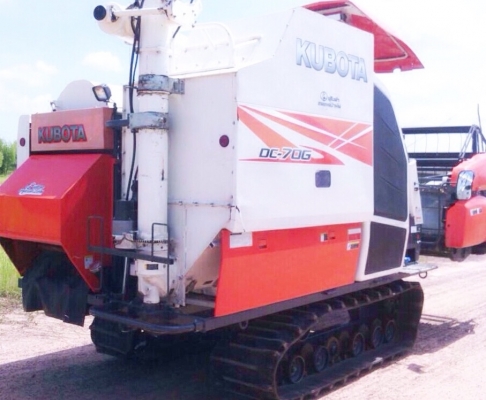 KUBOTA DC 70G ปี 55 รถเกี่ยวข้าวแบบอุ้ม รถสวยจัดสภาพดีพร้อมทำงานได้เลยครับ ใช้งาน 965 ชม. เครื่องแรงดีเดิมๆครับไม่มีเยิ้ม ใช้งานประหยัดน้ำมันสุดๆครับ ทำงานเกี่ยวข้าวได้เฉลี่ยวันละ 20-25 ไร่/วัน ท่อส่งข้าวสะดวกคล่องตัวดีสุดๆครับ ช่วงล่างแทรกยางสภาพแน่นดี พ