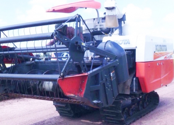 KUBOTA DC 70G ปี 55 รถเกี่ยวข้าวแบบอุ้ม รถสวยจัดสภาพดีพร้อมทำงานได้เลยครับ ใช้งาน 965 ชม. เครื่องแรงดีเดิมๆครับไม่มีเยิ้ม ใช้งานประหยัดน้ำมันสุดๆครับ ทำงานเกี่ยวข้าวได้เฉลี่ยวันละ 20-25 ไร่/วัน ท่อส่งข้าวสะดวกคล่องตัวดีสุดๆครับ ช่วงล่างแทรกยางสภาพแน่นดี พ