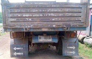 MITSUBISHI FUSO FK 165 HP 6D14 หกล้อดั๊มพ์ กระบะดั๊มพ์เหล็ก 6 ตันความยาว 3.80 เมตรสภาพดีเซาะร่องแนวนอนสวยๆพร้อมบรรทุกหนักได้เลยครับ เครื่องยนต์แรงดีเดิมๆ ภายในเก๋งคอนโซลครบพร้อม แอร์ พวงมาลัยเพาเวอร์ ช่วงล่างใหญ่คัชซีสวยไม่มีบวม ยาง 9.00 ขอบ 20 สภาพดี 70\%