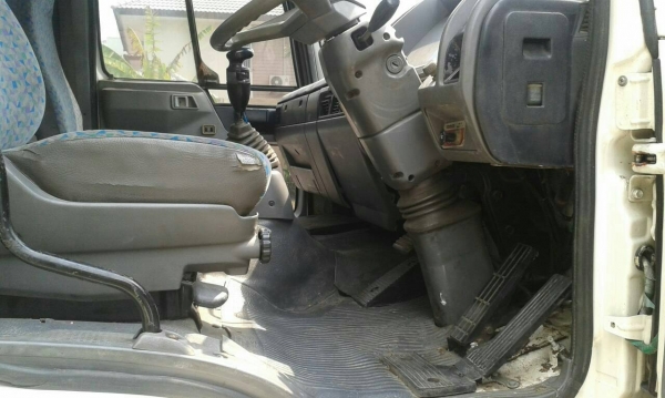 รถฮีโน่ 10 ล้อ หัวลาก FM3M  240 แรงม้า. ปี 44  ( * ขายเฉพาะหัว. )   สนใจติดต่อ 081 - 6079515