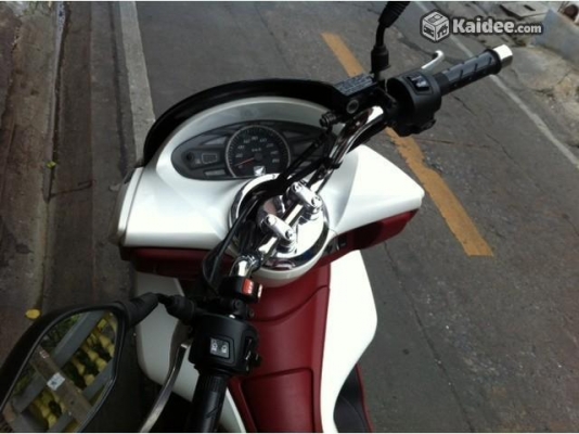 ขายรถจักรยานยนต์ HONDA PCX 150i สีขาวแดง