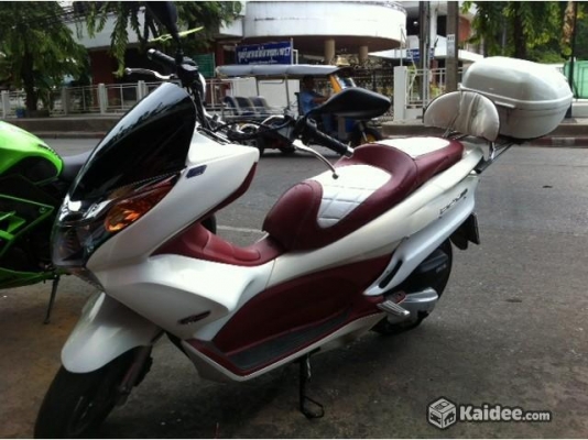 ขายรถจักรยานยนต์ HONDA PCX 150i สีขาวแดง