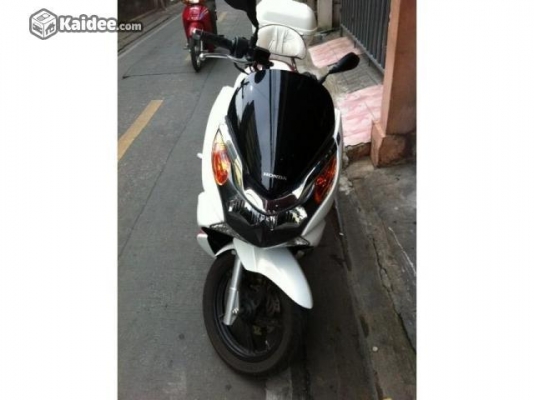 ขายรถจักรยานยนต์ HONDA PCX 150i สีขาวแดง
