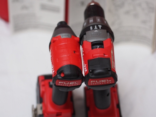 ชุดสว่านไร้สาย Milwaukee 2797-22 มีสว่านกระแทกและสว่านไขควง กล่องใหญ่มาก ชุดสว่านไร้สาย Milwaukee 2797-22 มีสว่านกระแทกและสว่านไขควง กล่องใหญ่มาก