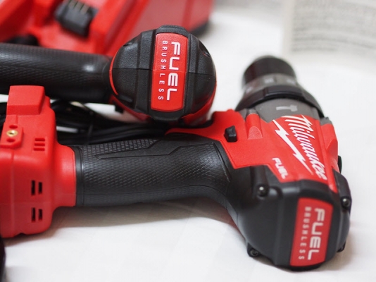 ชุดสว่านไร้สาย Milwaukee 2797-22 มีสว่านกระแทกและสว่านไขควง กล่องใหญ่มาก ชุดสว่านไร้สาย Milwaukee 2797-22 มีสว่านกระแทกและสว่านไขควง กล่องใหญ่มาก