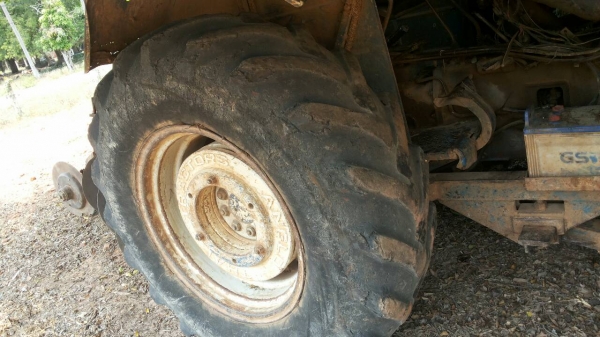 ขายรถไถ FORD 6610 2 เพลา ใบมีดดันหน้า 3 จาน เอกสารเล่มทะเบียน ราคา 500000