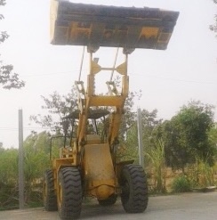 KOBELCO LK600 รถตักล้อยางเอวอ่อน รถบอดี้สวยเดิมๆทั้งคันพร้อมใช้งานได้เลยครับ ต่อแขนให้ยาวแล้วครับสามารถตักขึ้นรถบรรทุกสิบล้อคอกสูงเกษตรได้สบายเลยครับ เครื่องยนต์ ์PD6 เครื่องแรงดีแห้งดีไม่เยิ้ม ทำงานได้สะดวกคล่องตัวดี ระบบของเหลวไฮดรอลิกส์ไม่แตกไม่รั่วซึ่